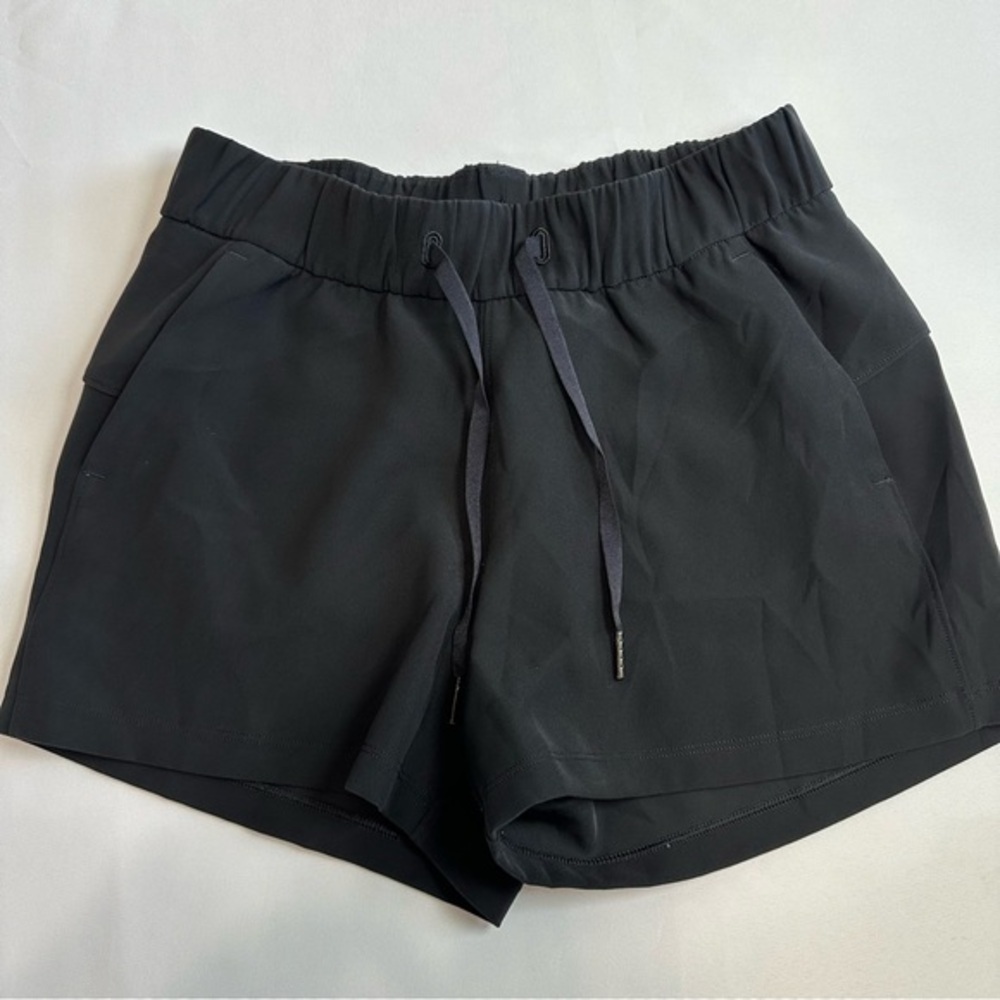 0166 - Lululemon On The Fly Short *Woven *2.5" Size 4